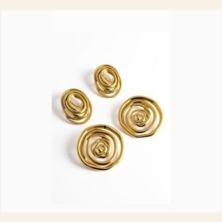 Brinco Espiral Dourado em Aço Inox · SABRINA PORTO
